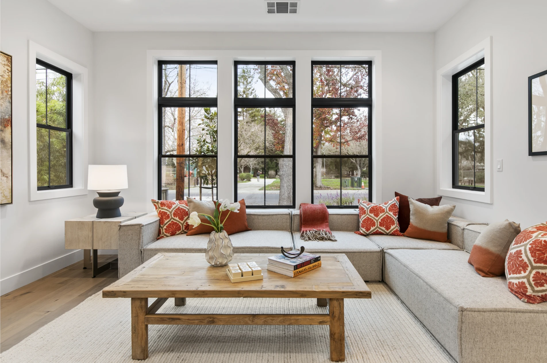 Tjh Hero Adu Living Room@2x