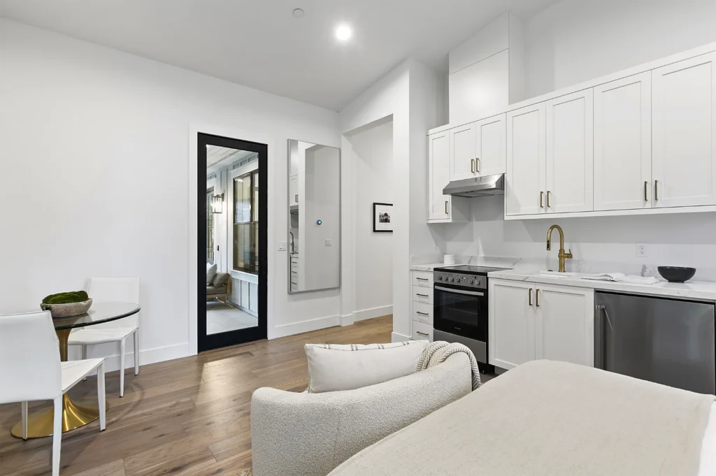 Atherton Single Story Farmhouse mini-bar with range