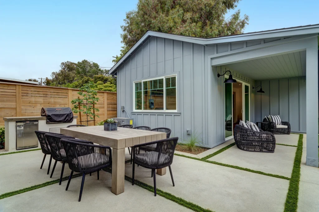 Brentwood Modern Farmhouse back yard dining table
