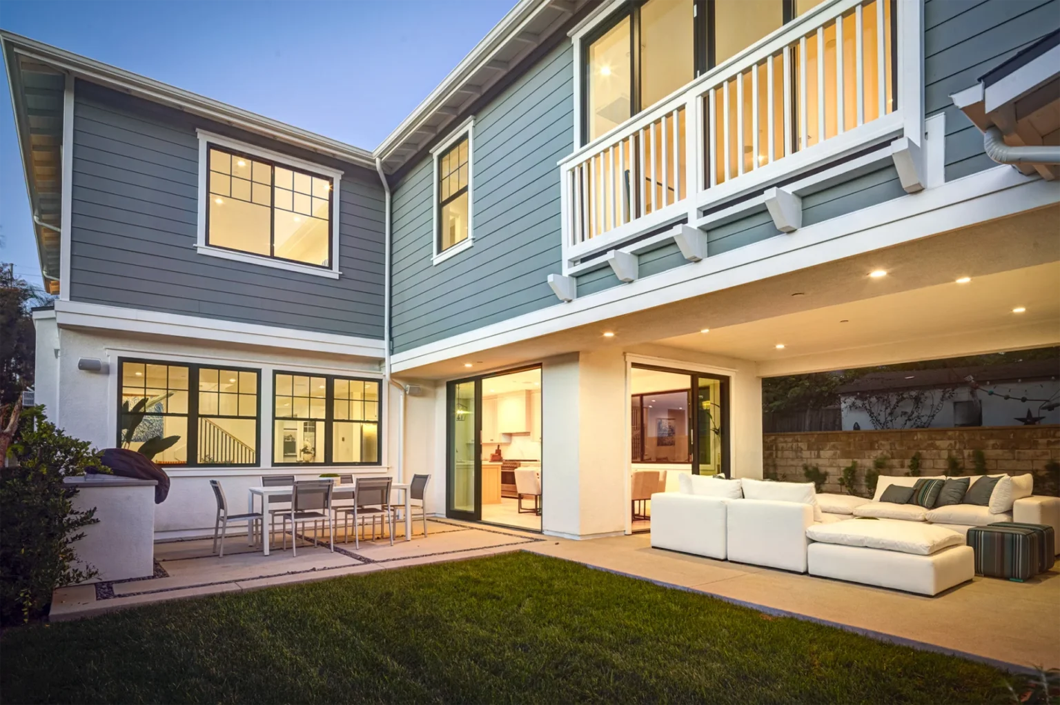 Manhattan Beach Custom Home back yard with covered patio area